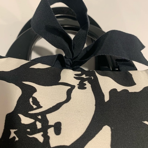 NWOT Never used! 
Beautiful bag 
Black/white design 
Black wooden handles. - Picture 5 of 11